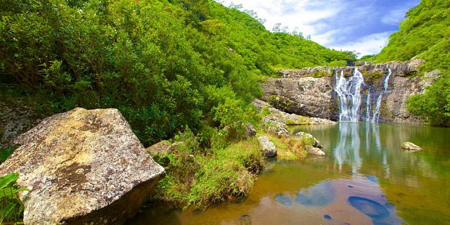 Canyoning cascade tamarind falls nature hiking trip mauritius (19)